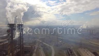 工业钢厂鸟瞰图.. 空中雪橇工厂。 飞越烟雾钢管厂